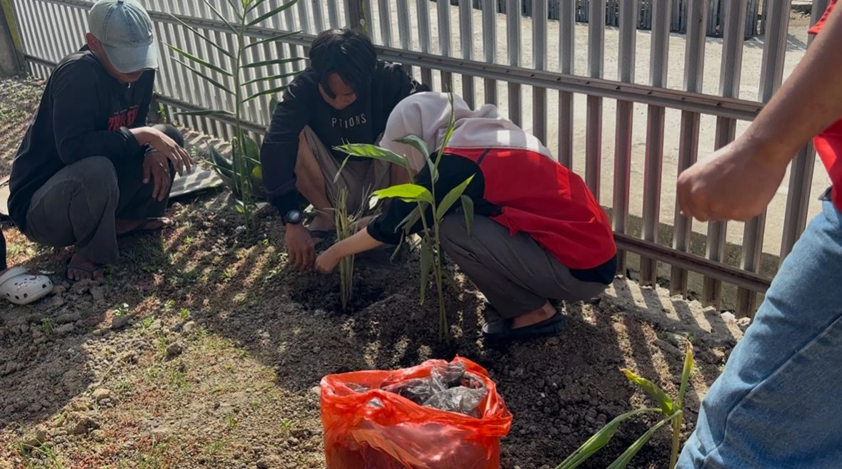 Mahasiswa KKN-T Universitas Hasanuddin bersama warga memanfaatkan pekarangan rumah sebagai apotek hidup dengan menanam tanaman obat menggunakan media arang sekam, menghadirkan solusi sehat, hijau, dan berkelanjutan dari limbah pertanian.